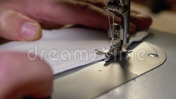 缝纫机缝边的裁缝自制医疗面罩保护视频的预览图