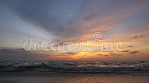 黄昏时美丽的海景映衬着橙色的画报天空视频的预览图