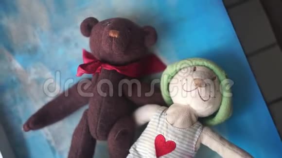 两只玩具熊躺在窗台上视频的预览图