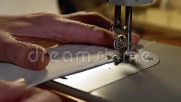 缝纫机缝边的裁缝自制医疗面罩保护视频的预览图
