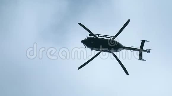 直升机无动作地盘旋在天空中视频的预览图