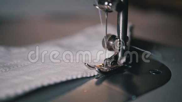 缝纫机针与螺纹皮条织物的慢运动特写视频的预览图