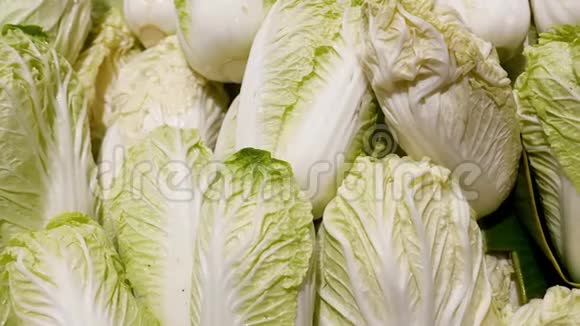 蔬菜市场出售新鲜青白菜视频的预览图