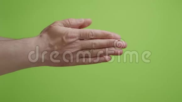 手是象征男人的手在绿色背景下鼓掌视频的预览图