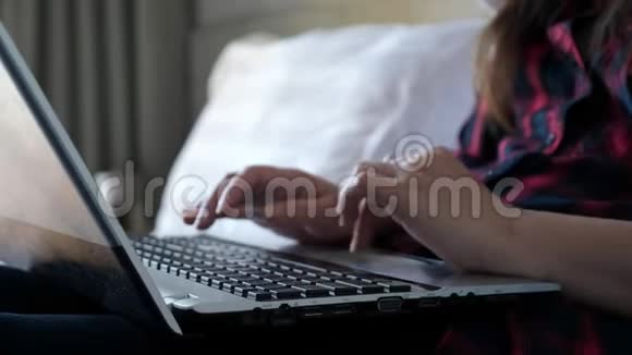 自由职业者手型黑色笔记本电脑键盘特写视频的预览图