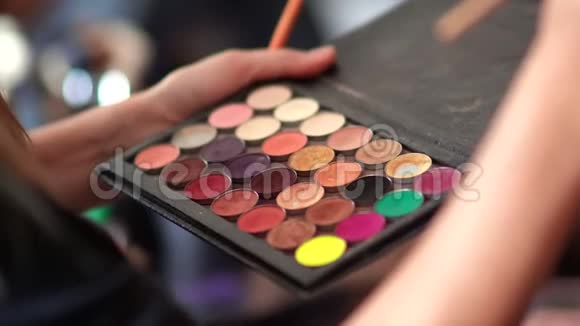 化妆粉在女孩化妆师手中视频的预览图