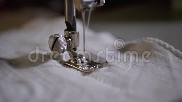 缝纫机针与线皮织物的慢运动特写视频的预览图