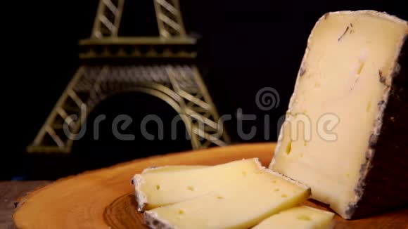 叉子从木板上取出一块法国奶酪视频的预览图