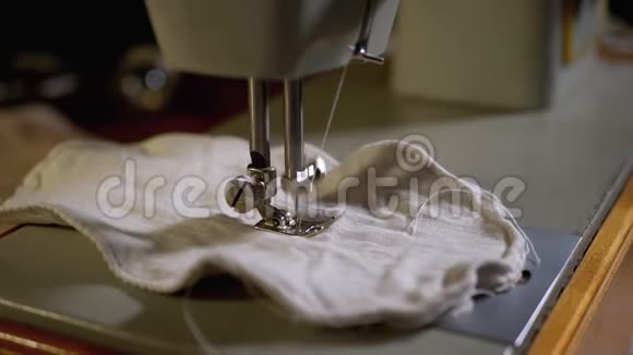 缝纫机针在慢速运动中裁缝缝制自制面料面膜视频的预览图
