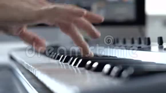 录音室的年轻人右手在钢琴键盘上弹奏学生学习如何玩电子游戏视频的预览图