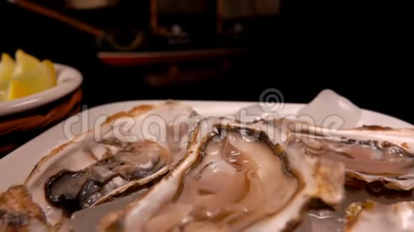 在一个白色的盘子里放上新鲜的开放的美味的牡蛎视频的预览图