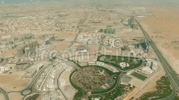 城市景观内迪拜奇迹花园的鸟瞰图阿拉伯联合酋长国视频的预览图