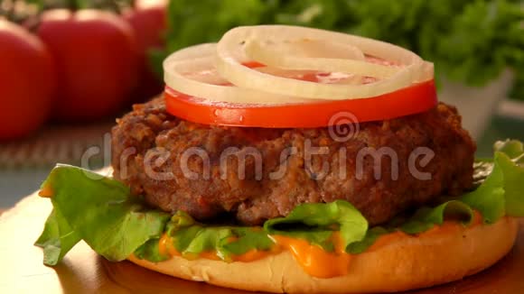 腌黄瓜片落在半熟的芝士汉堡上的洋葱圈上视频的预览图