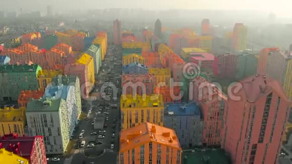 有彩色建筑的住宅区上空的雾视频的预览图