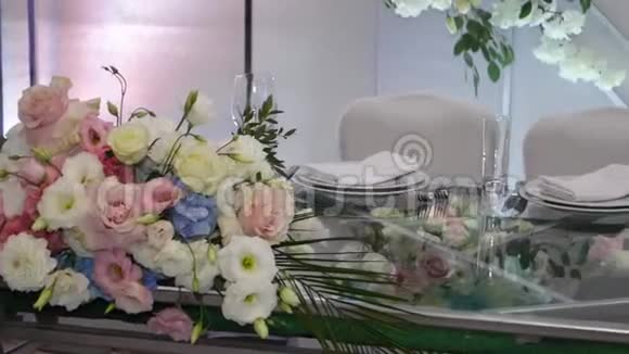 漂亮的装饰和装饰新娘的餐桌视频的预览图