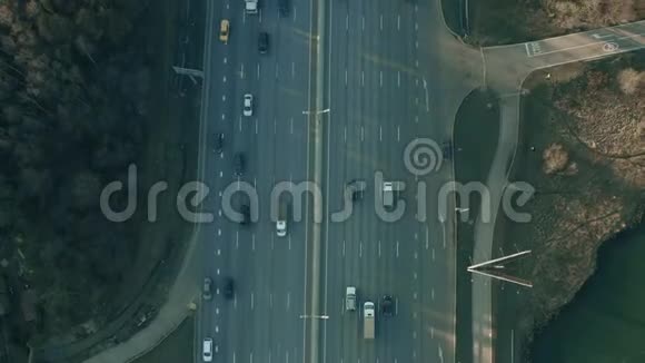 高速公路交通的高空俯视图视频的预览图