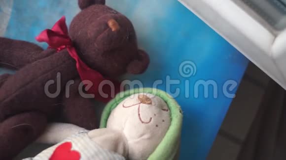 两只玩具熊在窗台上接吻视频的预览图