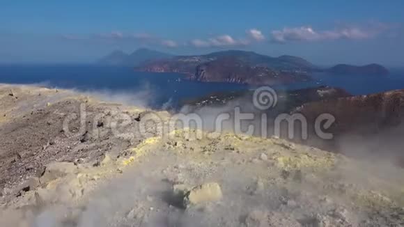 火山气体通过富萨火山口脊上的富马尔斯出口瓦肯诺岛利帕里群岛地中海蓝色视频的预览图