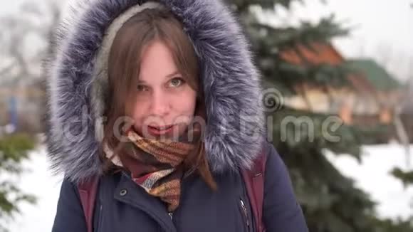 年轻女子的肖像冬天在乡下笑穿着兜帽夹克的成年女性视频的预览图