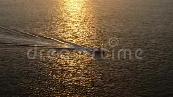 摩托艇沿着平静的海洋航行阳光反射视频的预览图