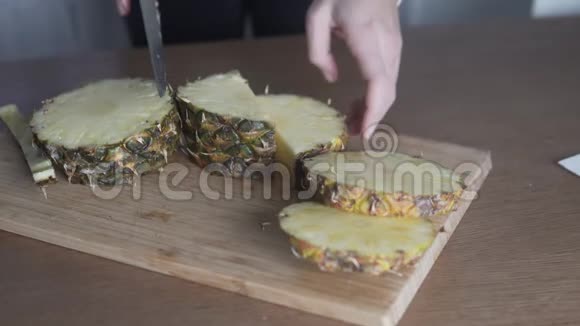 女人的手把菠萝切成碎片视频的预览图