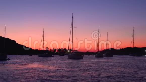在里帕里群岛地中海的帆船上观看夕阳西下五彩缤纷的天空意大利西西里视频的预览图
