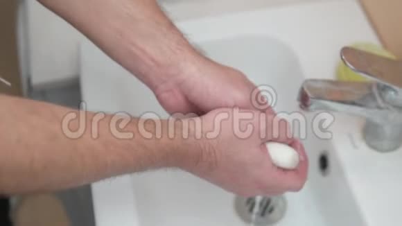 一个人用肥皂在水下洗手视频的预览图
