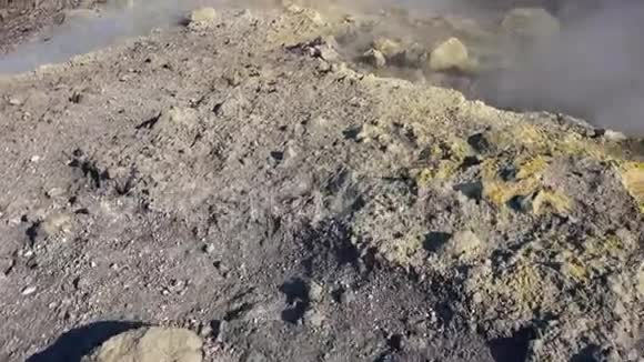 火山气体从瓦肯诺岛的福萨火山口的富马耳流出蒸汽表面利帕里群岛西西里岛视频的预览图