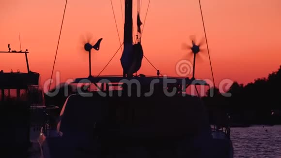 立帕里群岛附近地中海的锚帆船山和树夕阳西下五彩缤纷的天空意大利西西里视频的预览图