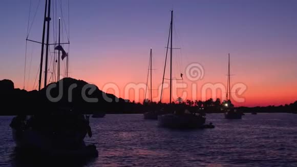在里帕里群岛地中海的帆船和游艇上观看夕阳西下五彩缤纷的天空意大利西西里视频的预览图