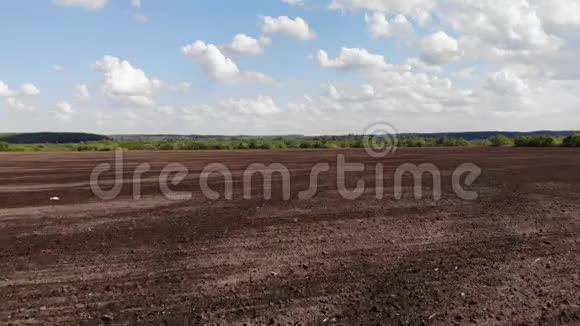 播种后耕地农田景观和蓝色多云的天空背景农业主题4k钻视频的预览图