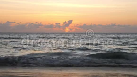 日落时海浪翻滚的海景海滩视频的预览图