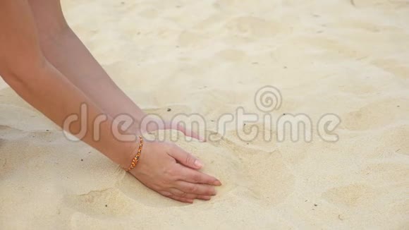 穿比基尼的女人在海边玩沙子视频的预览图