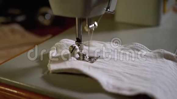 缝纫机针在运动中裁缝缝制自制面料面膜视频的预览图
