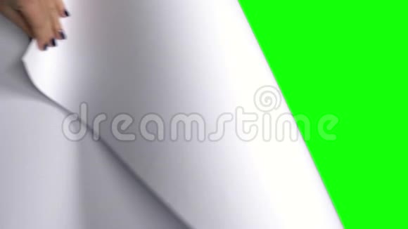 过渡包女性手翻转一张白色纸在绿色屏幕上文本或图像的模板位置视频的预览图