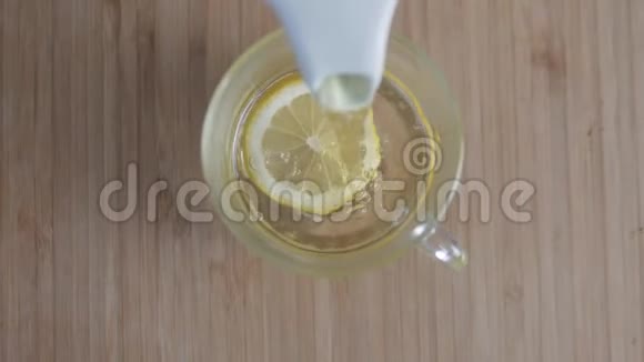 这个概念是把绿茶倒入一杯柠檬里视频的预览图