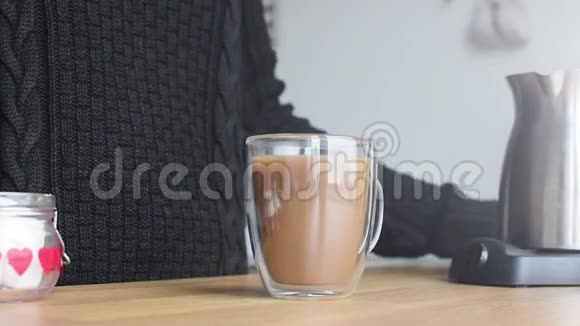 清晨的女孩喝咖啡加牛奶女人放下一杯咖啡就走了窗户上的光早上好视频的预览图