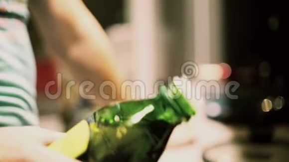 将橄榄油倒入不锈钢炒锅在家烹饪视频的预览图