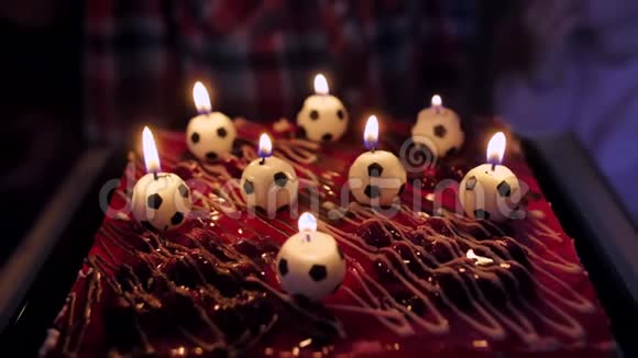 在蛋糕上吹灭足球蜡烛视频的预览图