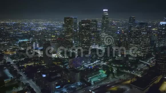 夜间从洛杉矶市中心商业区空中经过视频的预览图