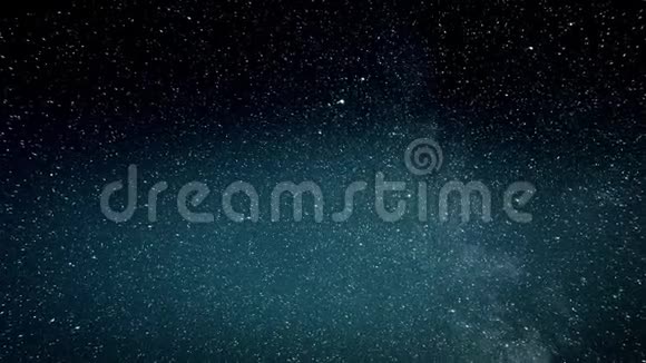 星星会随着时间流逝在夜空中背景是绿色的蓝色自然暗星系空间视频的预览图