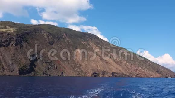 从漂浮在地中海里帕里群岛的帆船游艇上观看上面有绿色的树木和建筑物山脉视频的预览图