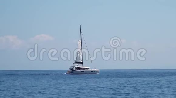 白色帆船船上游客漂过地中海利帕里群岛意大利西西里地平线视频的预览图