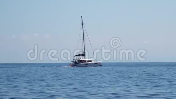 白色帆船船上有人漂过地中海利帕里群岛意大利西西里地平线蓝色视频的预览图