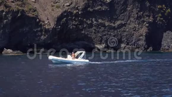 乘坐充气式跑道的人正沿着地中海里帕里岛的山上漂浮夏日阳光明媚西西里岛视频的预览图