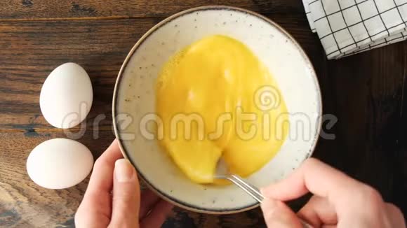 打蛋的慢动作用叉子搅蛋视频的预览图