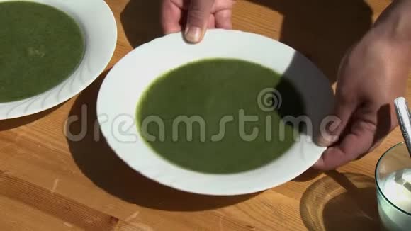 把汤碗放在桌子上视频的预览图