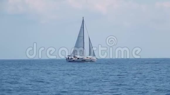 白色帆船船上有人飘过地中海利帕里群岛意大利西西里地平线蓝色视频的预览图