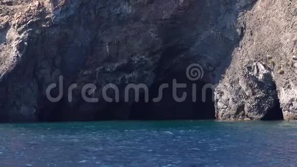 里帕里岛地中海有洞穴的山夏日阳光明媚潺潺的蓝色水面意大利西西里视频的预览图