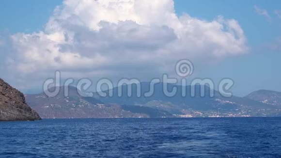 在意大利西西里岛的地中海里的利帕里群岛漂浮的白色帆船山脉建筑和蓝色视频的预览图
